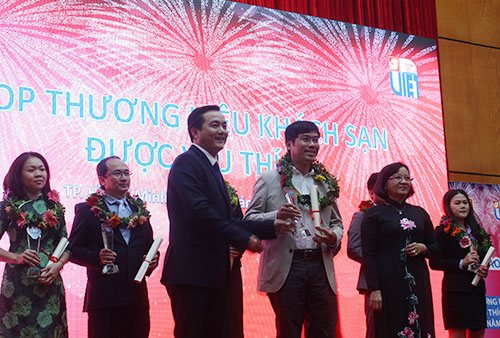 Giám đốc Sở Du lịch TP.Hồ Chí Minh Bùi Tá Hoàng Vũ trao tặng Giải thưởng Thương hiệu Việt được yêu thích nhất năm 2016 cho Công ty Intertour